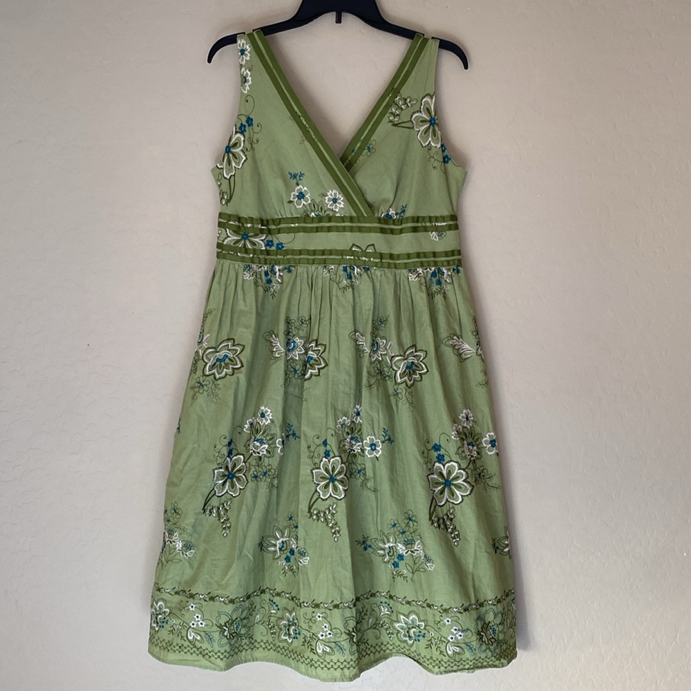 Robbie Bee, 14P, green fit & flare dress with embroidered flowers